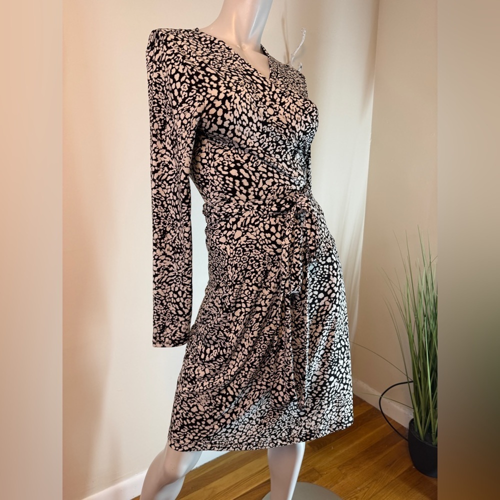 BANANA REPUBLIC BLACK & WHITE ABSTRACT STRETCH JERSEY KNIT WRAP DRESS MEDIUM - Picture 2 of 6
